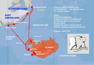 Trasa rejsu do brzegów wschodniej Grenlandii w 2009 roku, z zaznaczonym miejscem akcji ratowniczej.