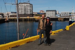  Główni aktorzy dramatu - Ania i dowódca śmigłowca Coastguardu - Torarin Ingi Ingason (Toti) - spotkanie tydzień później, na kei w Keflaviku. P.S. Toti przeprasza za swój „outfit” ale właśnie zszedł, w pośpiechu, z dachu swojego remontowanego domu aby powitać wchodzącą do portu Panoramę, którą rozpoznał po leżącym na pokładzie pontonie.