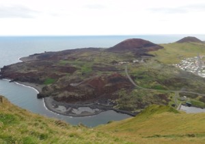 Zalane lawą wejście do portu Vestmannaeyjar 